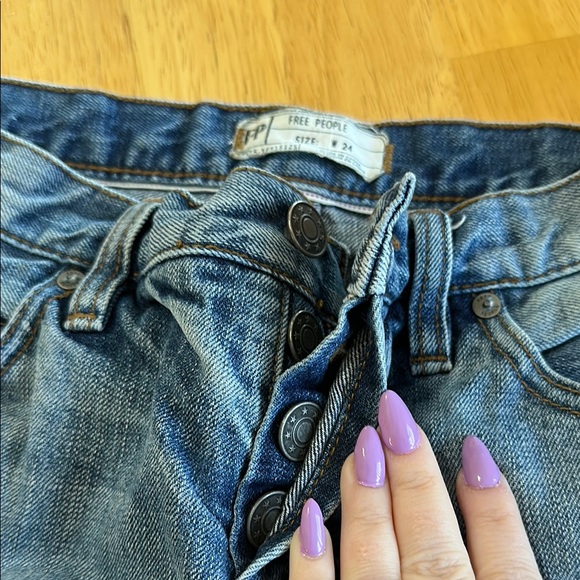 Free People Jeans Womens 24 Blue Button Fly Mid Rise Whiskered Denim Capri Pants - Picture 3 of 5
